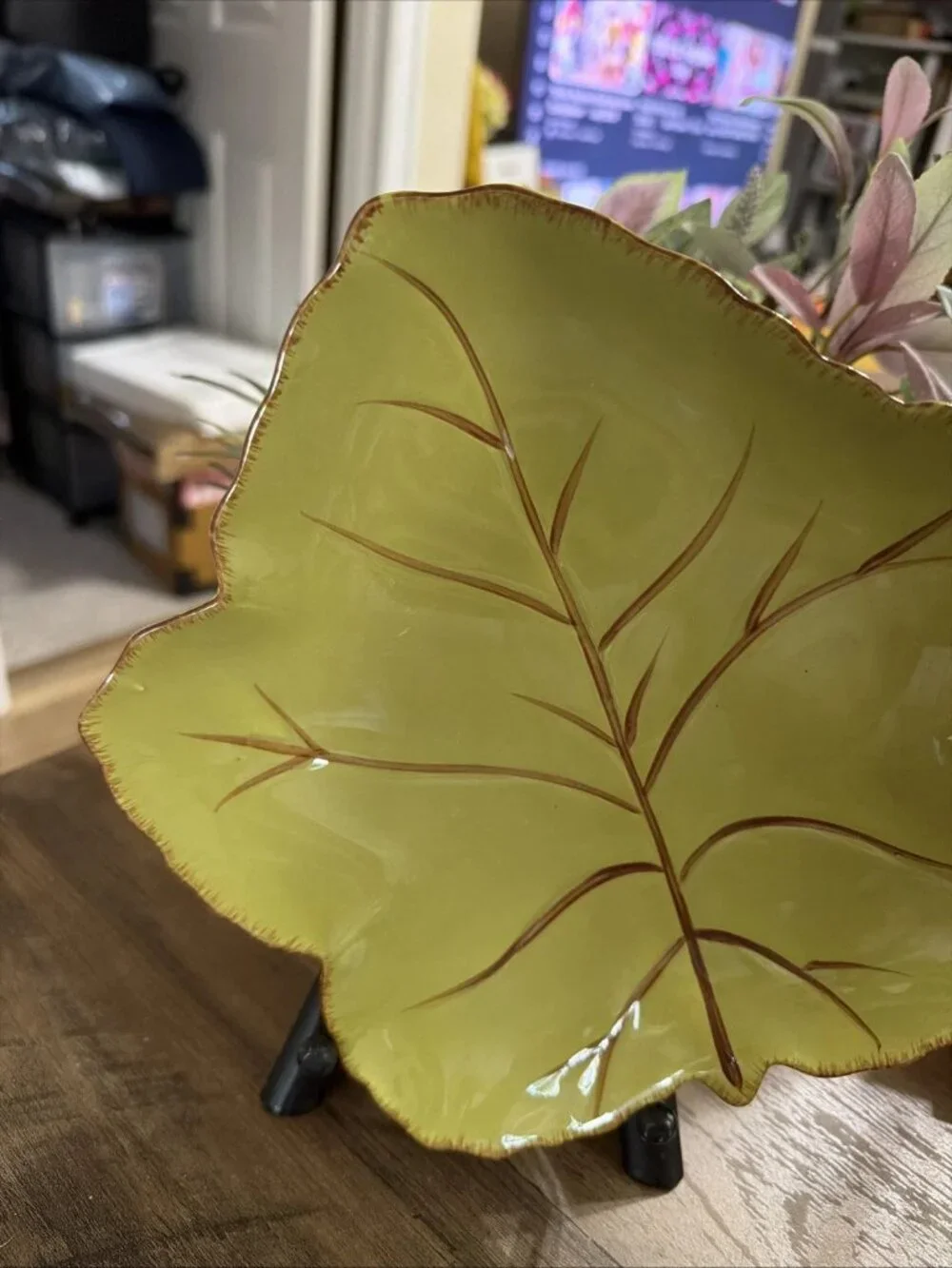 Green Leaf-Shaped Ceramic Plate, Embossed Vein Patterns, Scalloped Border
